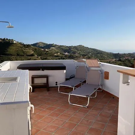 Дом отдыха Casa Millantu - Cosy House With Rooftop Jacuzzi